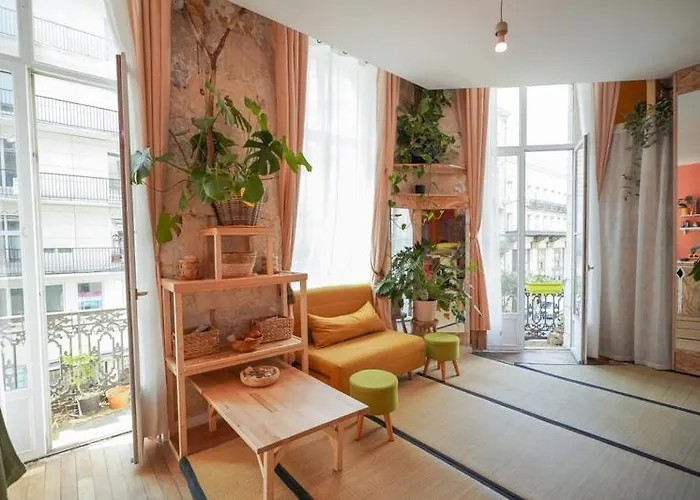 Apartment Lumineux, Minimaliste Et Vegetal